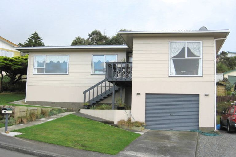 Photo of property in 17 Cheltenham Terrace, Newlands, Wellington, 6037