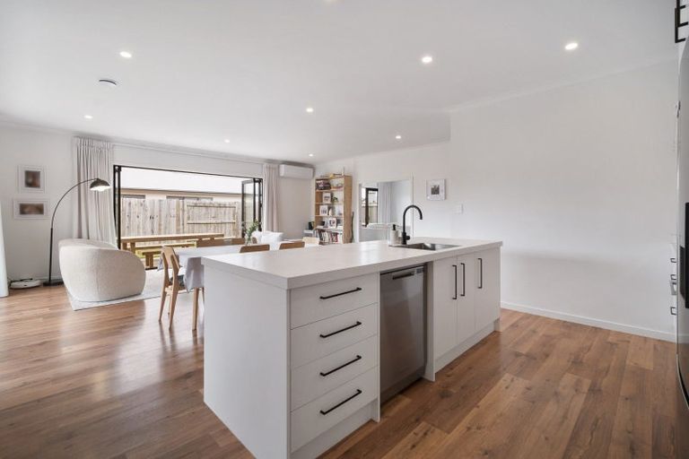 Photo of property in 18 Atlantic Drive, Fitzherbert, Palmerston North, 4410