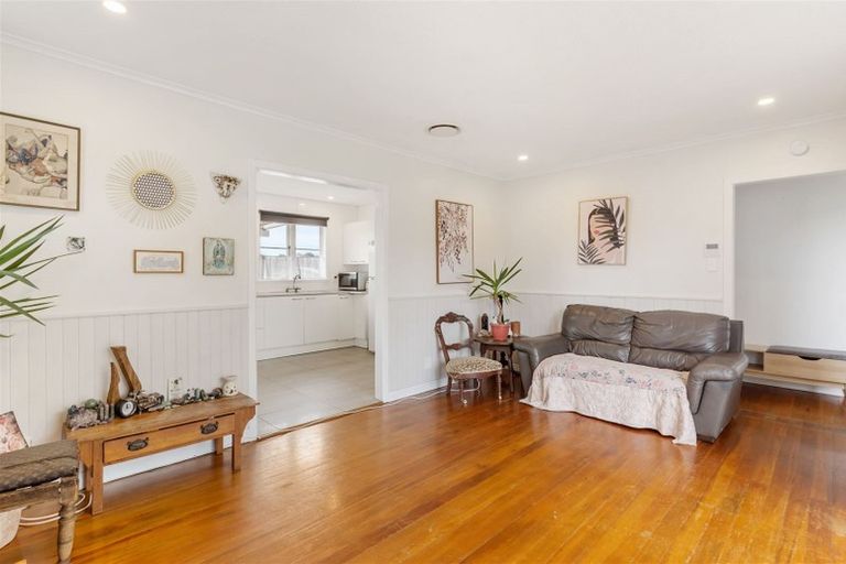 Photo of property in 19 Seymour Road, Sunnyvale, Auckland, 0612