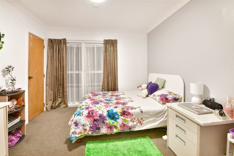 Photo of property in 76 Chivalry Road, Glenfield, Auckland, 0629