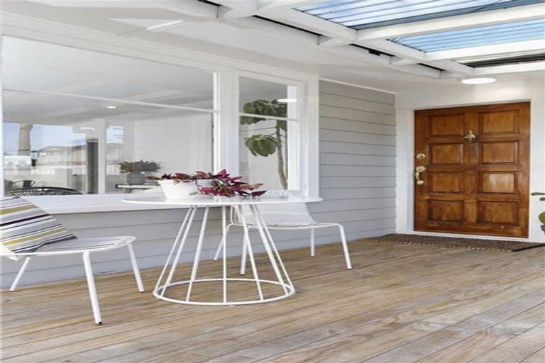 Photo of property in 4 Neil Avenue, Te Atatu Peninsula, Auckland, 0610