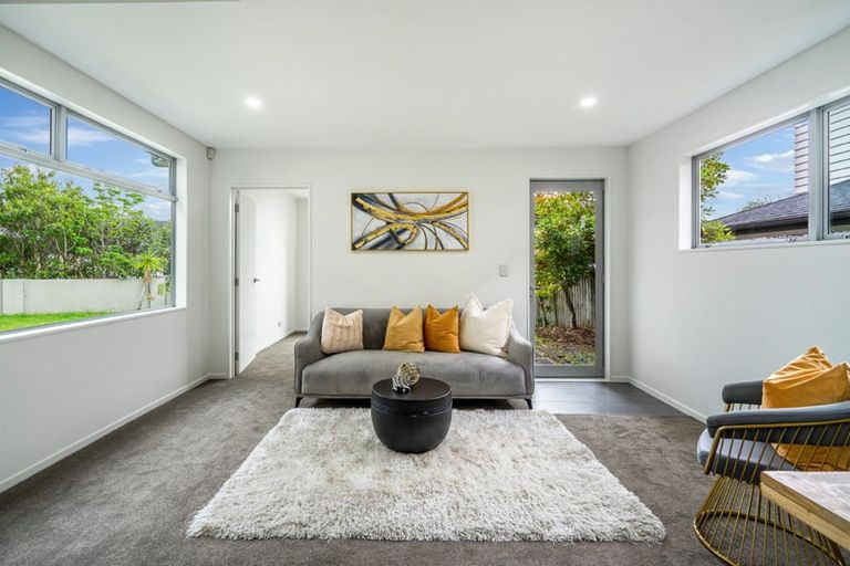 Photo of property in 90 Medallion Drive, Oteha, Auckland, 0632