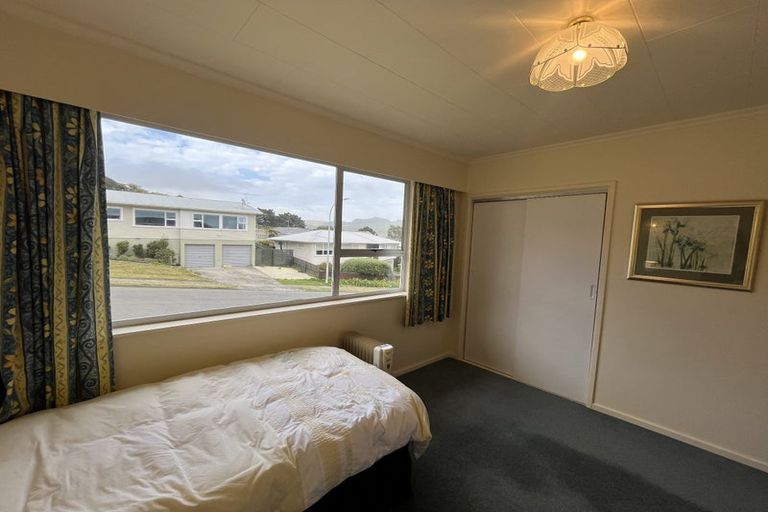 Photo of property in 1 Spicer Place, Tawa, Wellington, 5028