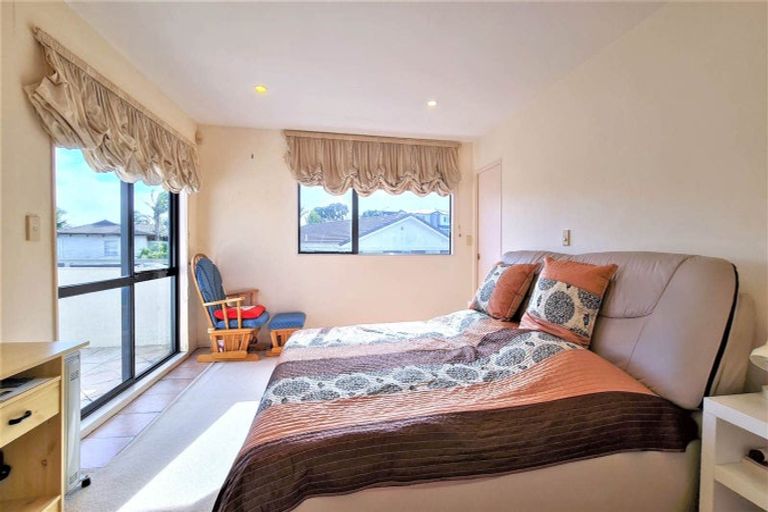 Photo of property in 1/73 Takutai Avenue, Half Moon Bay, Auckland, 2012