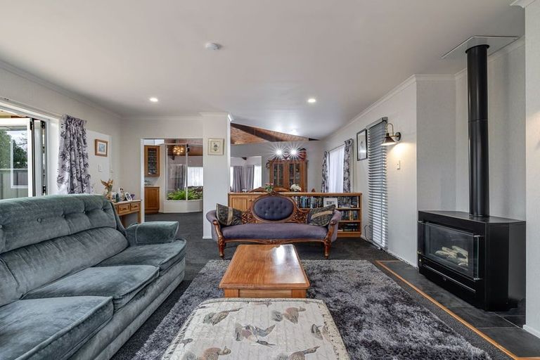 Photo of property in 23 Chilton Grove, Hokowhitu, Palmerston North, 4410