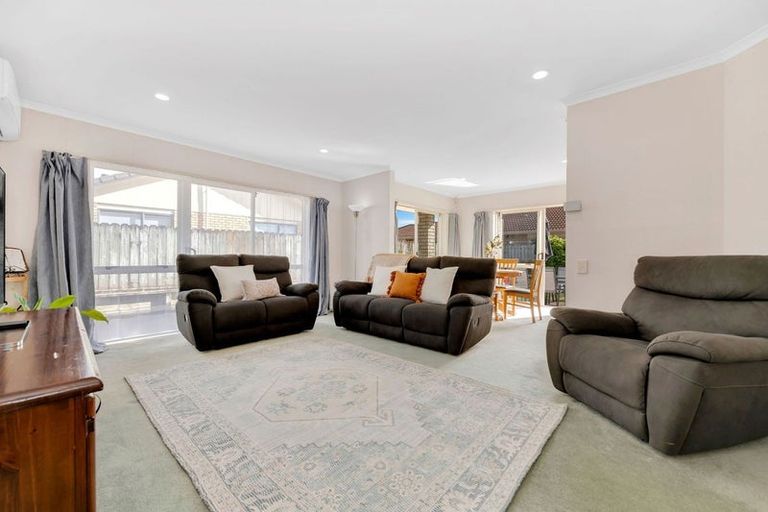 Photo of property in 13 Montilla Place, Manurewa, Auckland, 2102