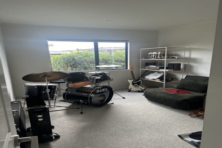 Photo of property in 2/12 Aotearoa Terrace, Murrays Bay, Auckland, 0630