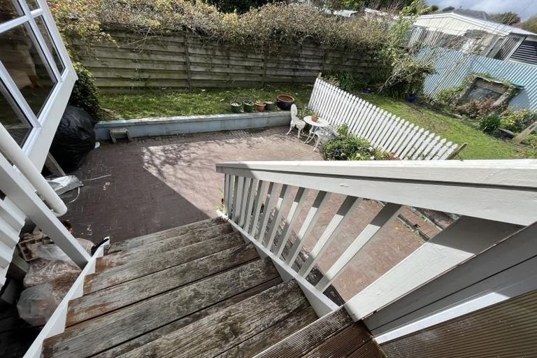 Photo of property in 1 Gaede Terrace, Sunnyvale, Auckland, 0612