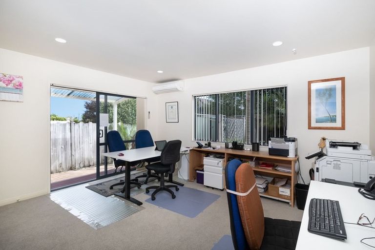 Photo of property in 5 Kahala Place, West Harbour, Auckland, 0618