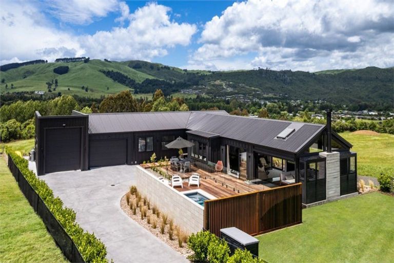 Photo of property in 16 Durmast Place, Kinloch, Taupo, 3377