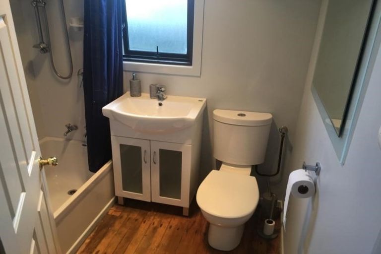 Photo of property in 21 Kirrie Avenue, Te Atatu South, Auckland, 0610