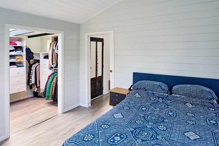 Photo of property in 28 Seaview Road, Paremata, Porirua, 5024