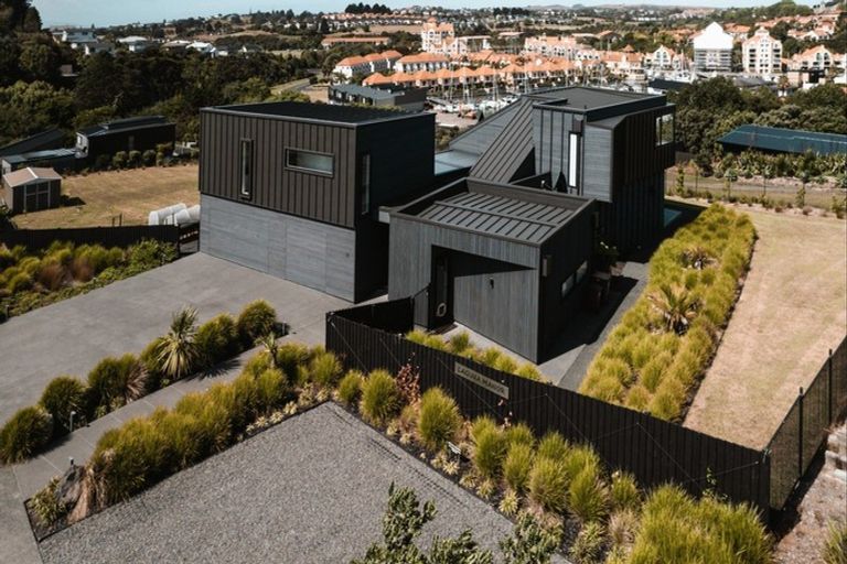 Photo of property in 11 Laguna Place, Matakatia, Whangaparaoa, 0930