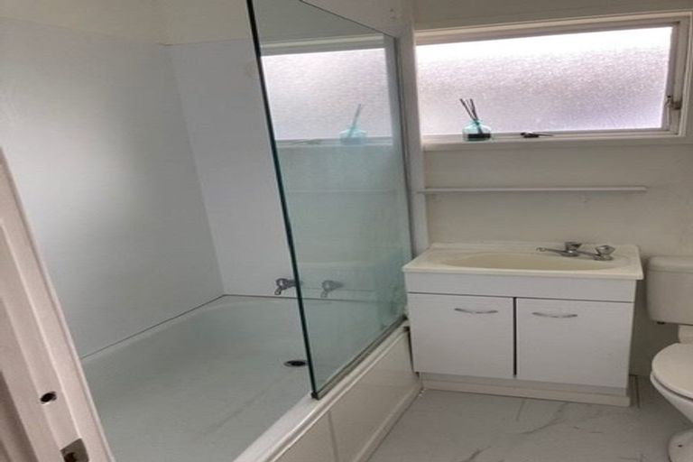 Photo of property in 1/247 Wairau Road, Totara Vale, Auckland, 0627