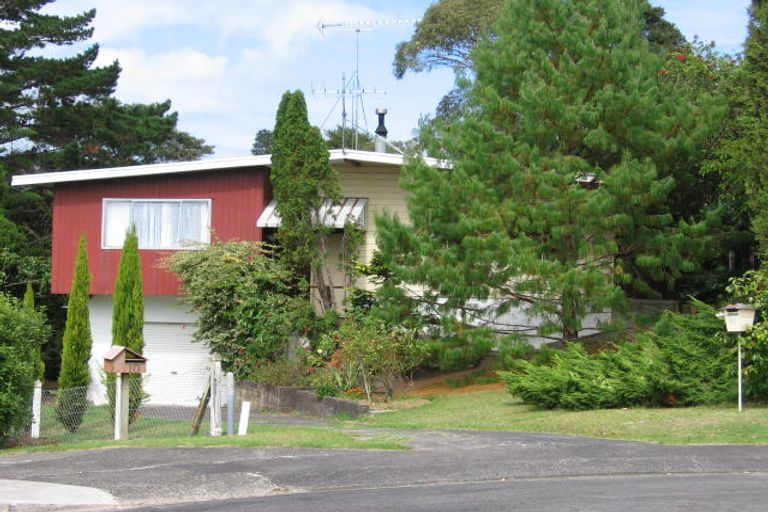 Photo of property in 11 Vinceroy Place, Green Bay, Auckland, 0604