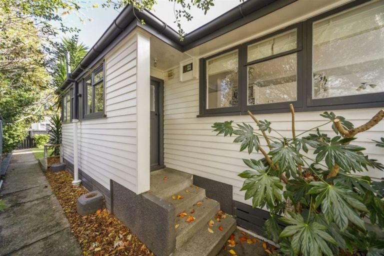 Photo of property in 4 Crewe Crescent, Hokowhitu, Palmerston North, 4410