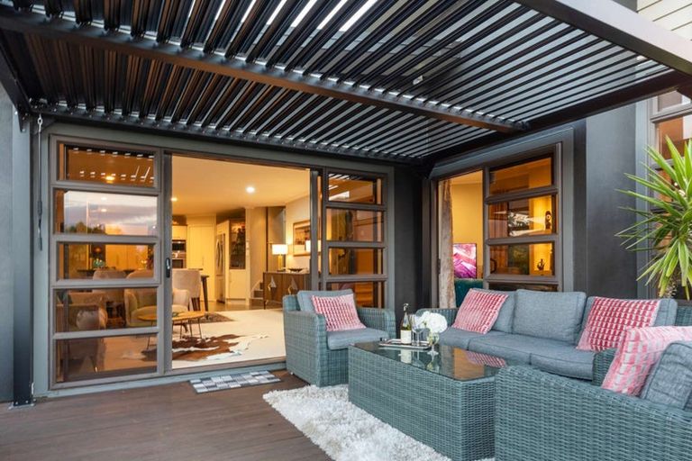 Photo of property in 28 Johnstone Drive, Fitzherbert, Palmerston North, 4410