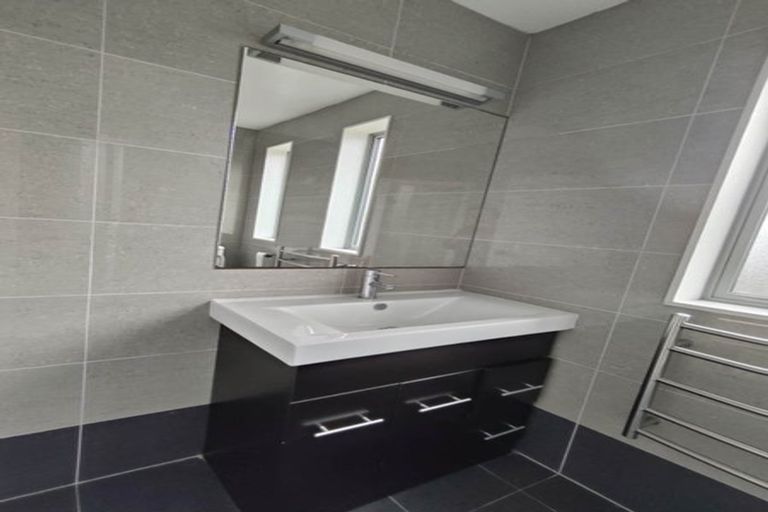 Photo of property in 8 The Rosebowl, Sunnyhills, Auckland, 2010