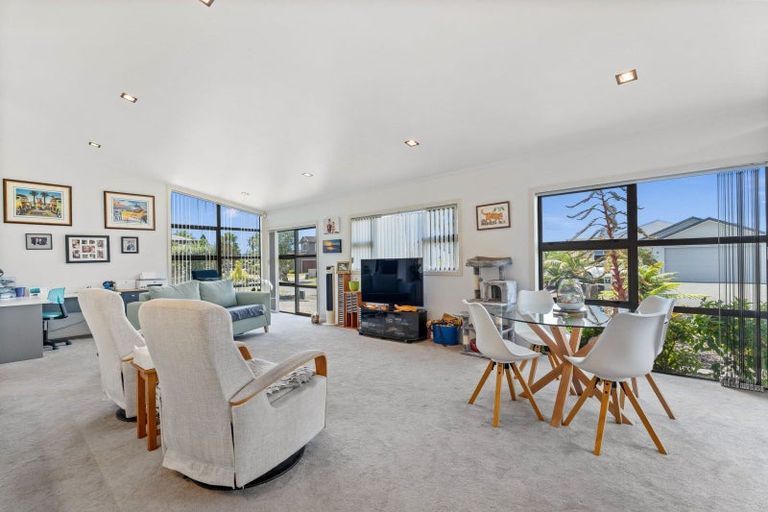 Photo of property in 98 Barbados Way, One Tree Point, 0118