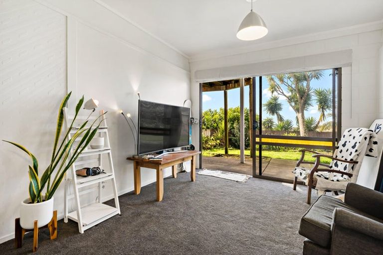 Photo of property in 797 East Coast Road, Northcross, Auckland, 0630