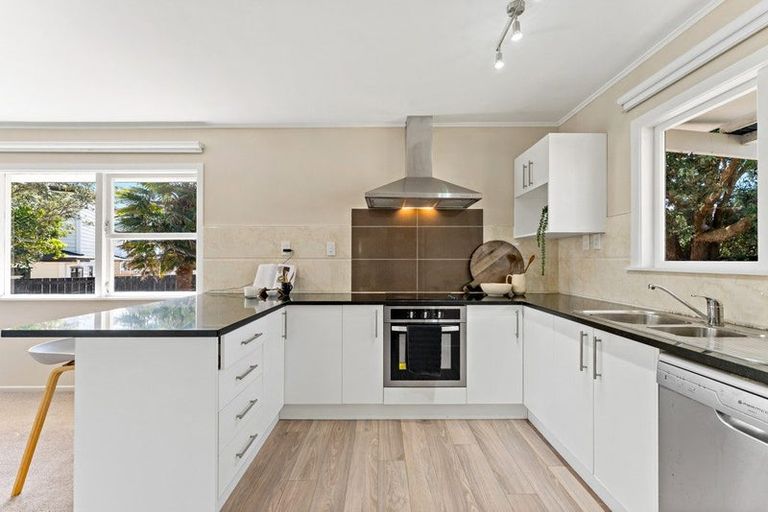 Photo of property in 24 Mackenzie Street, Te Atatu South, Auckland, 0610