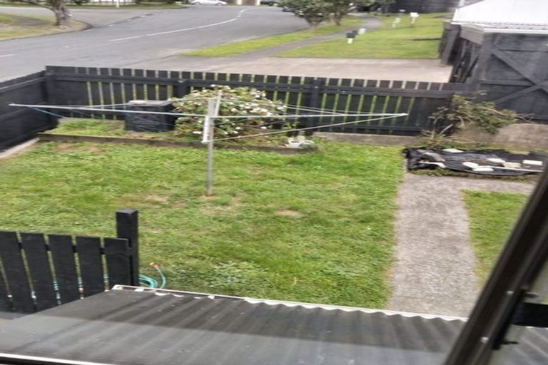 Photo of property in 112 Akaroa Drive, Maupuia, Wellington, 6022