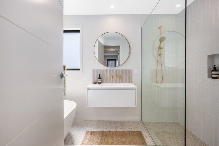 Photo of property in 75 Queen Charlotte Drive, Aotea, Porirua, 5024