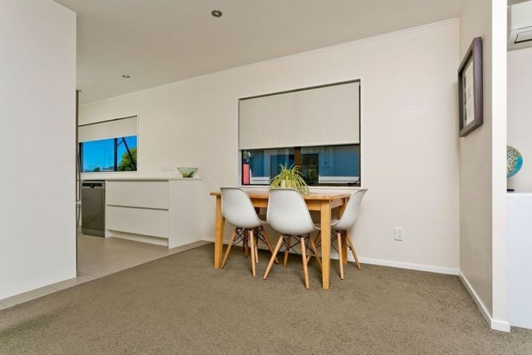 Photo of property in 2/12 Remus Place, Totara Vale, Auckland, 0629