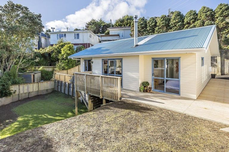 Photo of property in 49a Lyndfield Lane, Newlands, Wellington, 6037
