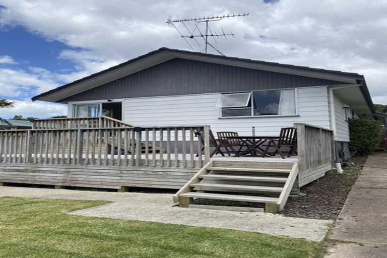 Photo of property in 42 Claverdon Drive, Massey, Auckland, 0614