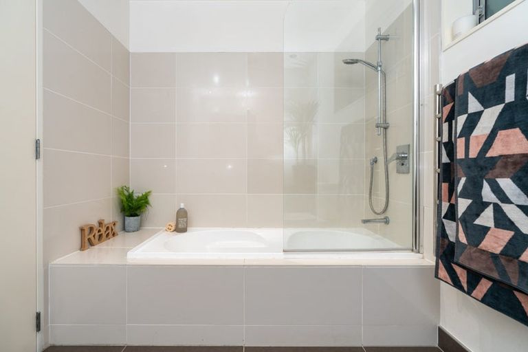 Photo of property in 58 Tiketike Way, Brooklyn, Wellington, 6021