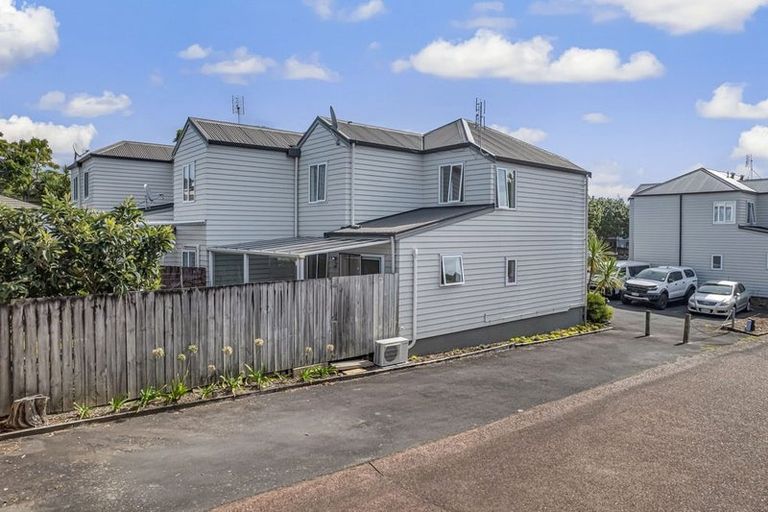 Photo of property in 8/30 John Jennings Drive, Oteha, Auckland, 0632