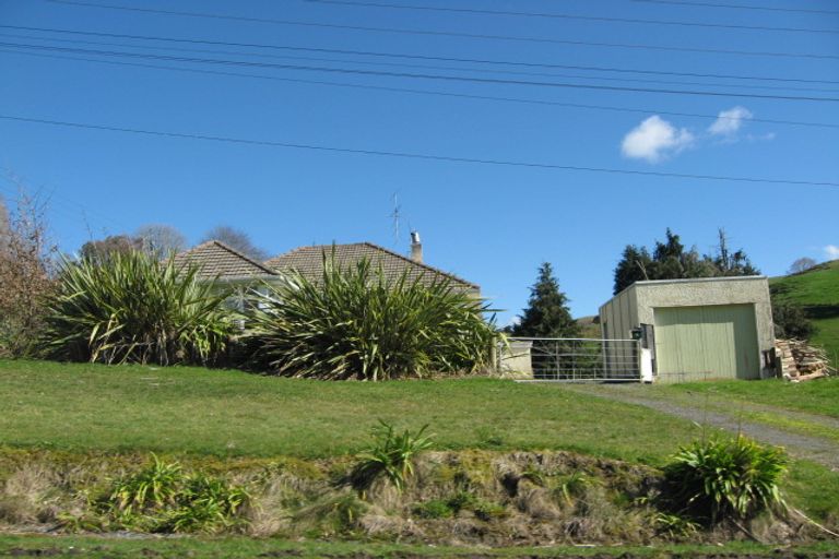 Photo of property in 1 Paraekaretu Street, Hunterville, 4730