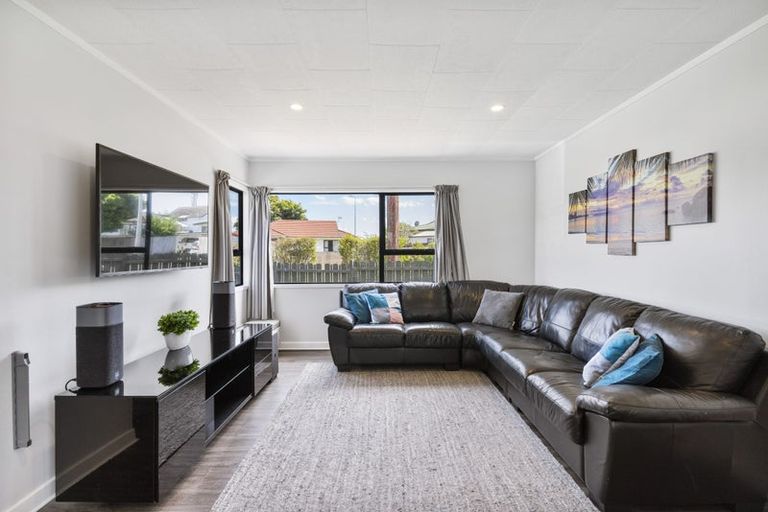 Photo of property in 2/16 Cabello Place, Unsworth Heights, Auckland, 0632