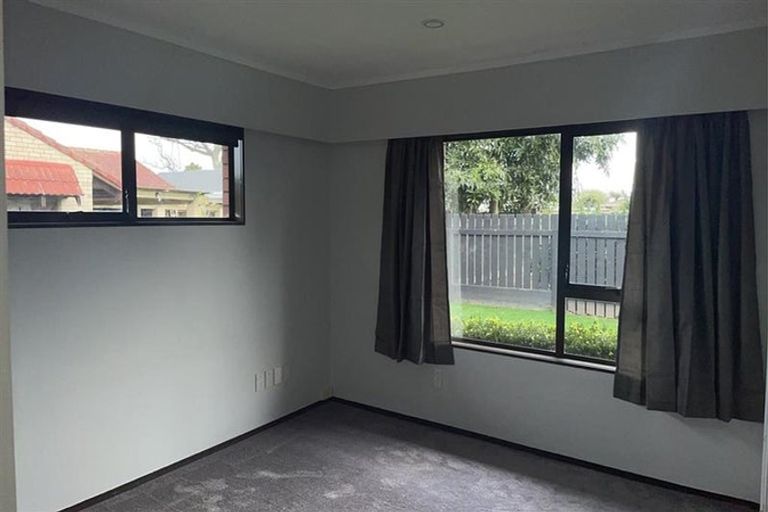 Photo of property in 2/10 Tulloch Place, Conifer Grove, Takanini, 2112