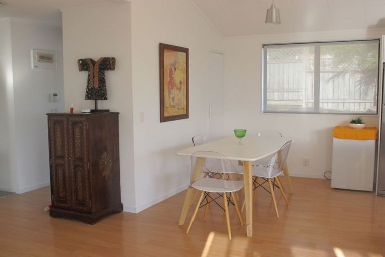 Photo of property in 2/1001 Beach Road, Torbay, Auckland, 0630