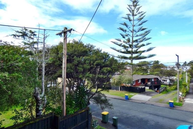 Photo of property in 1/57 Cliff View Drive, Green Bay, Auckland, 0604