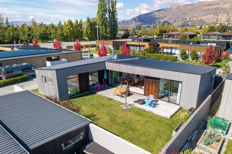 Photo of property in 18 Stackbrae Avenue, Wanaka, 9305