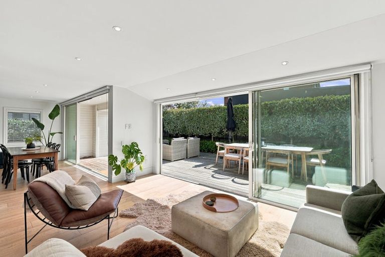 Photo of property in 33 Hawkesbury Avenue, St Albans, Christchurch, 8014