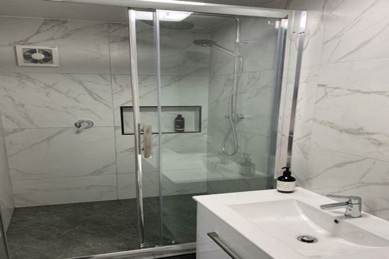 Photo of property in 1/27 Sandown Road, Rothesay Bay, Auckland, 0630