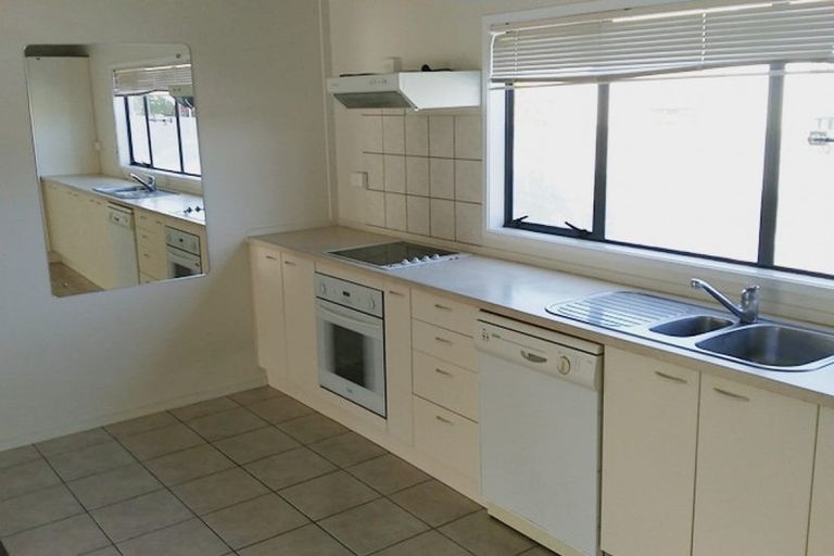 Photo of property in Krisley Court, 1/6 Ambrico Place, New Lynn, Auckland, 0600