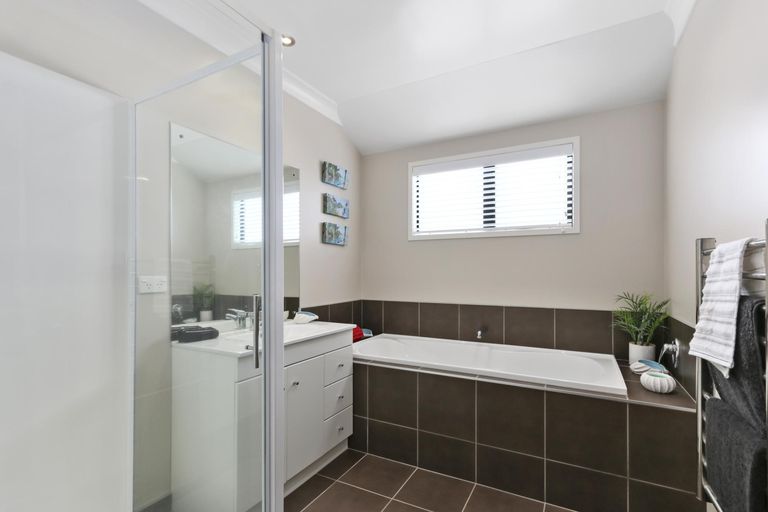 Photo of property in 21 Corsica Way, Karaka, Papakura, 2113