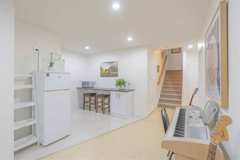 Photo of property in 13 Bintulu Place, Fairview Heights, Auckland, 0632