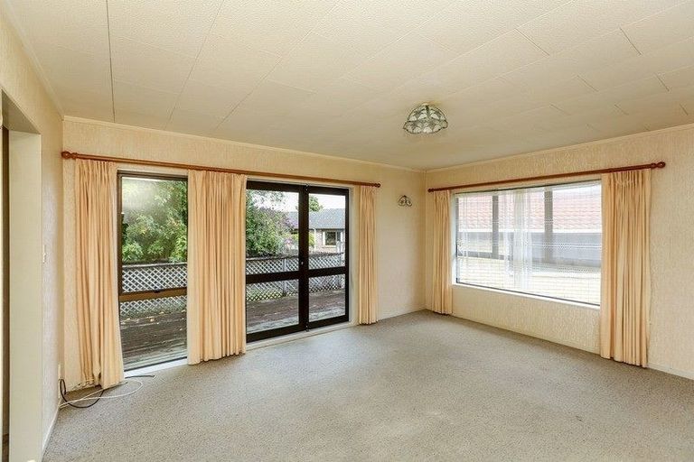 Photo of property in 8a Keats Place, Whalers Gate, New Plymouth, 4310