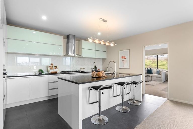 Photo of property in 83 Lake Panorama Drive, Henderson Valley, Auckland, 0612