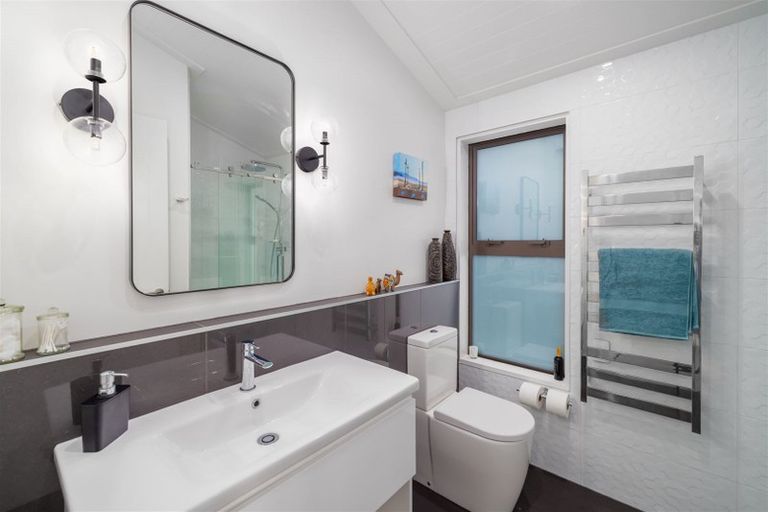 Photo of property in 237 Fifield Terrace, Opawa, Christchurch, 8023