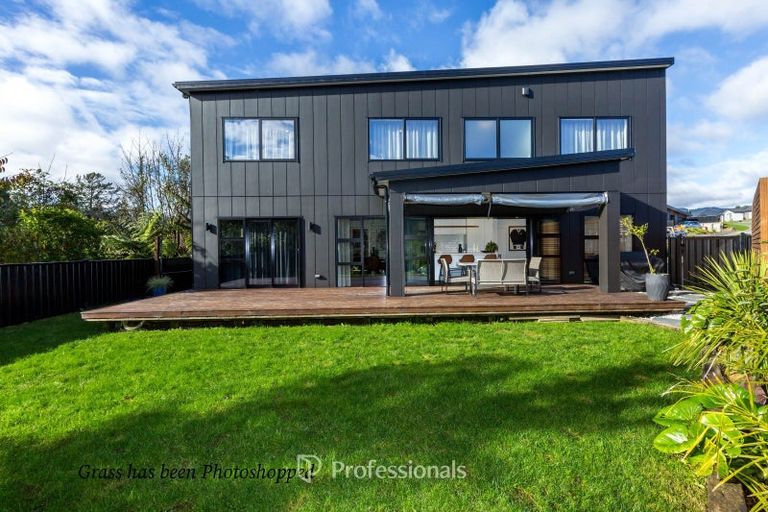 Photo of property in 22 Rewarewa Way, Timberlea, Upper Hutt, 5018