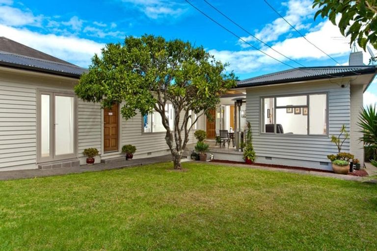 Photo of property in 212 East Coast Road, Forrest Hill, Auckland, 0620
