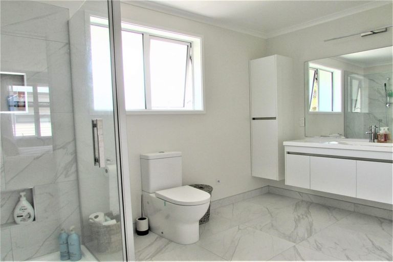 Photo of property in 10 Cromwell Point, Newlands, Wellington, 6037