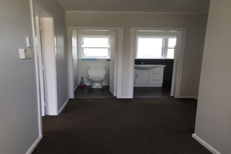 Photo of property in 41 Salford Street, Newlands, Wellington, 6037